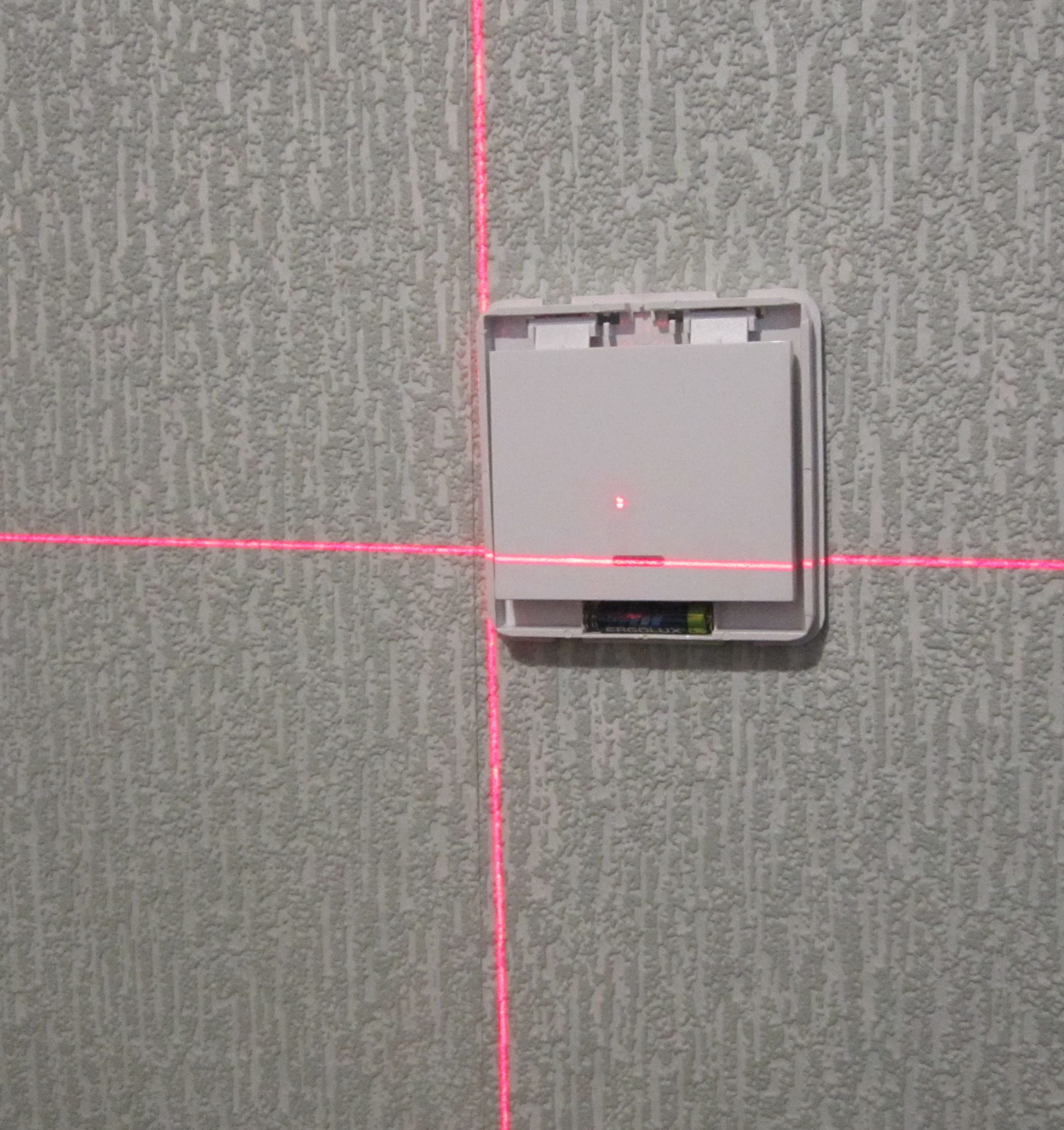 Приклеиваем радиовыключатель к стене на двухсторонний скотч.