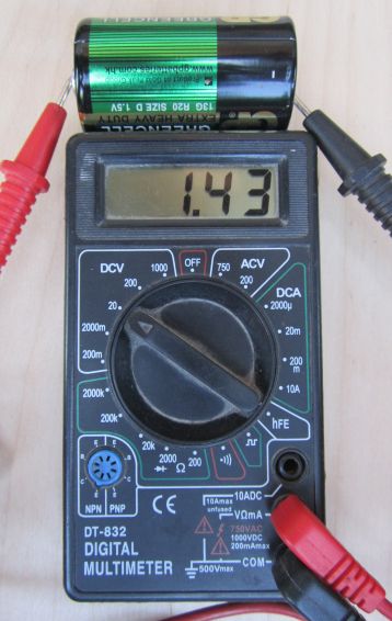 измерение постоянного напряжения DT-832